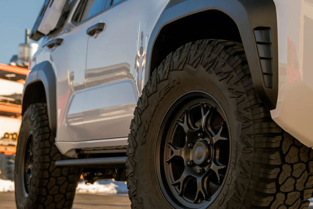 Side view peak collar lift stance 2025 4Runner